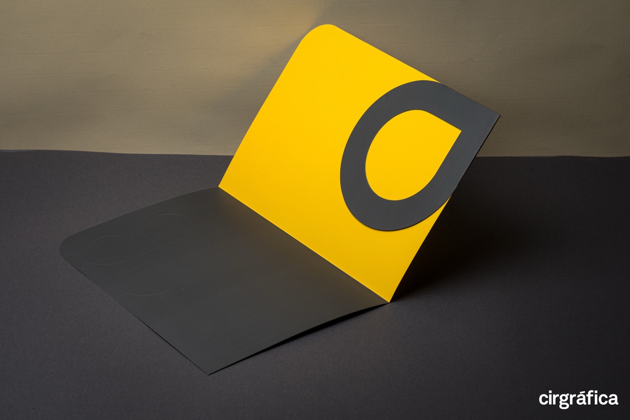 Folder institucional impresso em offset